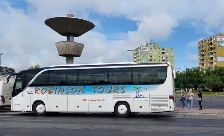 Robinson Tours busz